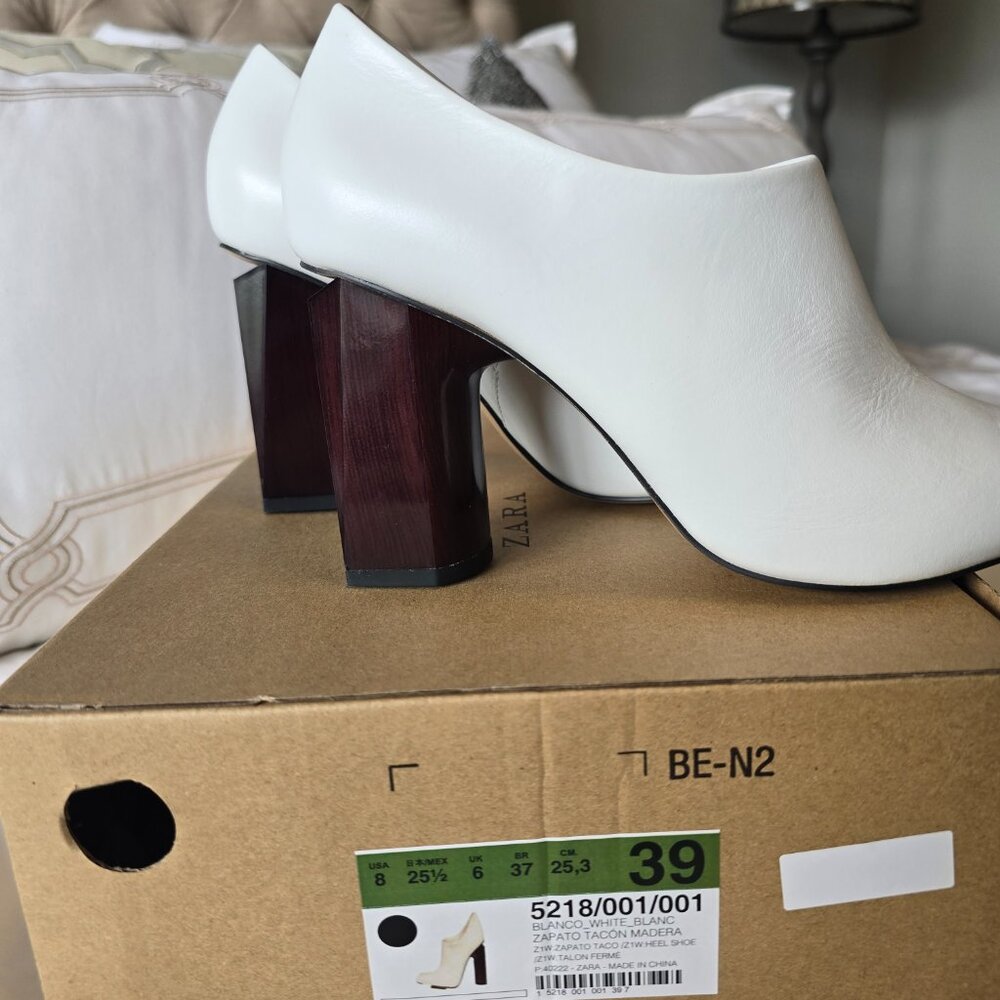 ZARA White Ankle Bootie Size 8.5/39EU -  NWT and Box ("cubed" tortoise heel)